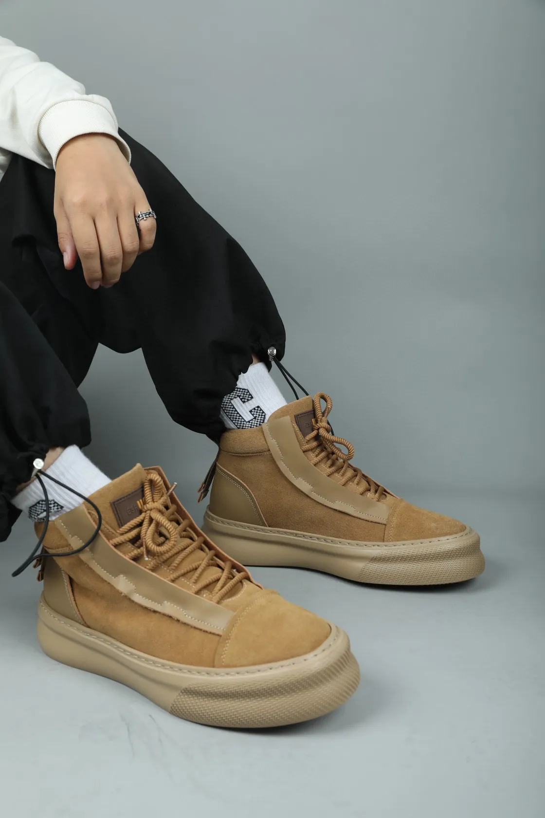 Men's shoes 💰600 IUGGI handsome double-sided short boots. I was attracted by it at first sight. Exclusive and original private outsole. Super soft and light rebound. Top layer calfskin grain frosted. Full texture. All sheep fur inside. Size: 39-44 Model 3681